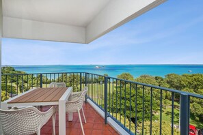 Outdoor dining - 3-Bedroom Resort-Style Water Views | King Beds, Pool, Balcony (Darwin City)