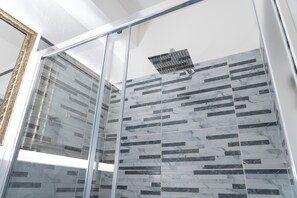 Regadera, secadora de cabello, bidet, toallas