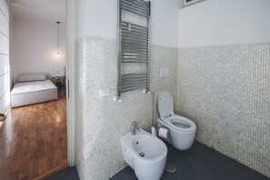 Bruser, hårtørrer, bidet, håndklæder