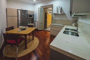 Kjøleskap, mikrobølgeovn, kokeplater og oppvaskmaskin