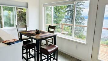 Deluxe Condo, Ocean View | In-room dining