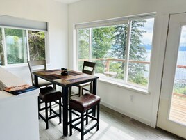 Deluxe Condo, Ocean View | In-room dining
