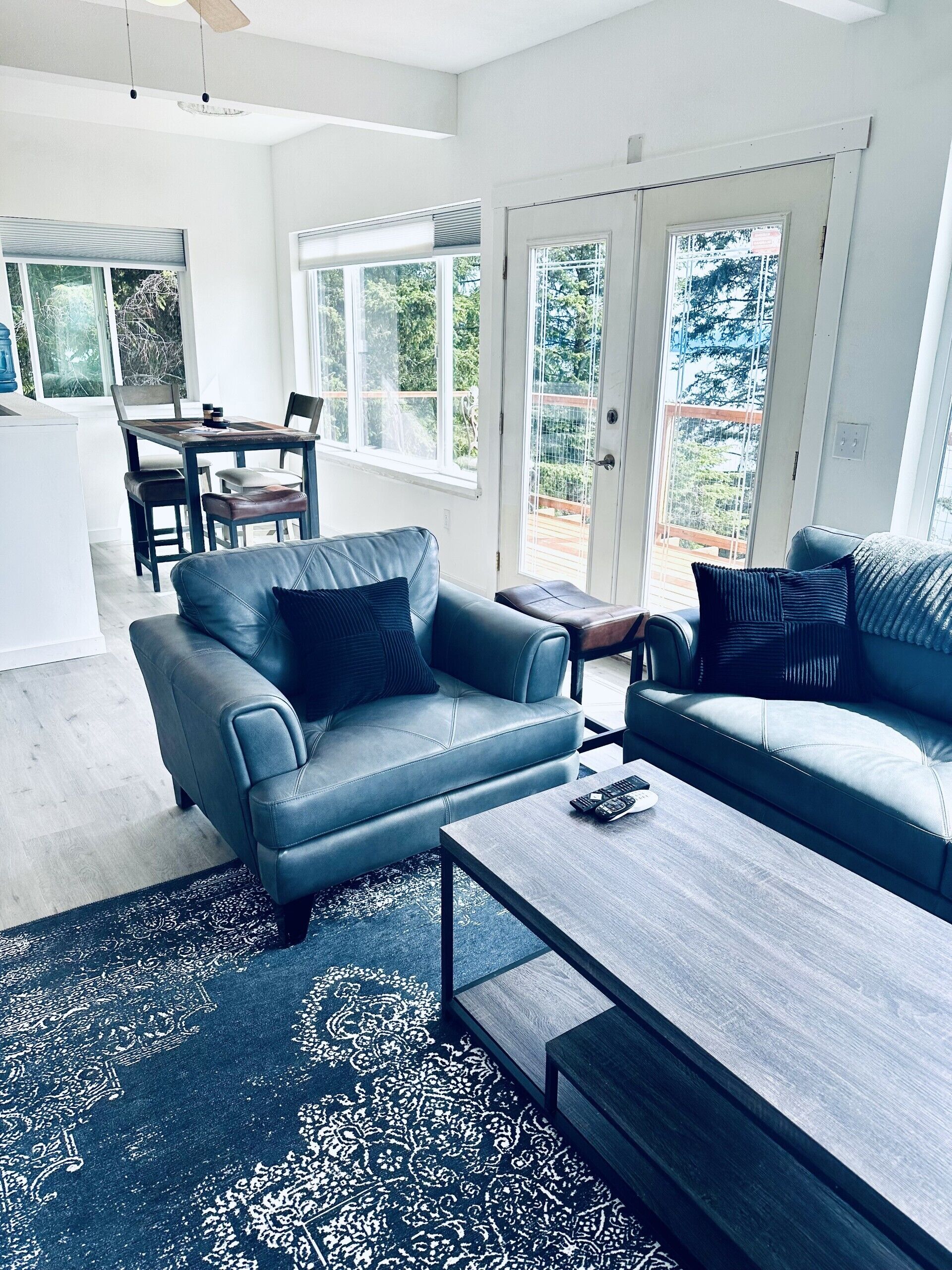 Deluxe Condo, Ocean View | Living area