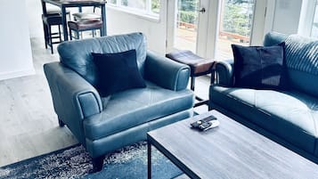 Deluxe Condo, Ocean View | Living area