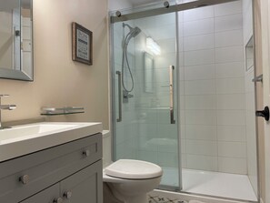 Dusj, hårføner, håndklær og såpe