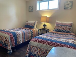2 bedrooms, WiFi, bed sheets - Welcome to Sunset View – Your Lakeside Retreat in Prince Edward County (Prince Edward)