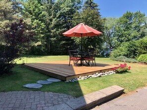 Outdoor dining - Welcome to Sunset View – Your Lakeside Retreat in Prince Edward County (Prince Edward)