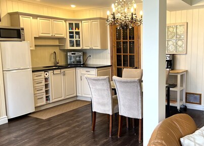 Welcome to Sunset View – Your Lakeside Retreat in Prince Edward County