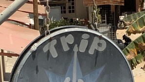 A circular sign with a star design, featuring the text "TRIP HOSTEL Desde 2010". - Trip Hostel e Pousada (Jericoacoara)