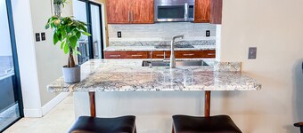 Luxury Villa/Heated Salt Pool/Pool Table/Blackout Blinds/Sleeps 14