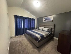 4 habitaciones, escritorio y tabla de planchar con plancha 