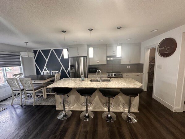 ثلاجة، ميكروويف، فرن، موقد طهي مسطح