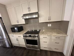 ثلاجة، ميكروويف، فرن، موقد طهي مسطح