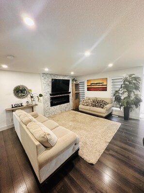 تلفزيون، مدفأة، مكتب