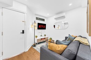 Living area - Charming 1-bedroom house with AC, 5 mins to the beach, Fast Wifi (Toronto)