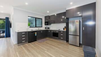 Jääkaappi, mikroaaltouuni, uuni, liesi