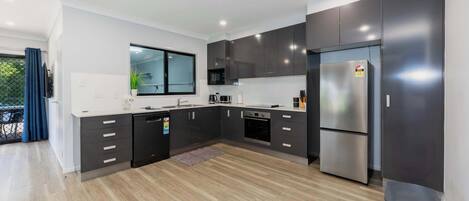 Køleskab, mikrobølgeovn, ovn, kogeplade