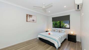 2 makuuhuonetta, työpöytä, silitysrauta/-lauta, ilmainen Wi-Fi