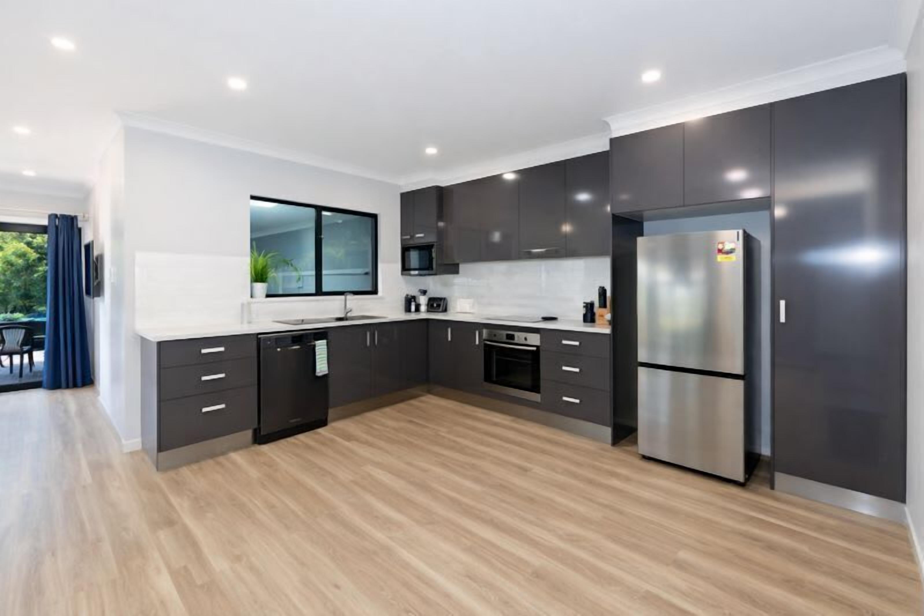 冷蔵庫、電子レンジ、オーブン、コンロ