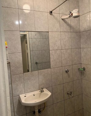 Douche, serviettes fournies, savon, papier toilette