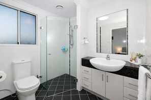 Dusj, boblebad, hårføner og håndklær