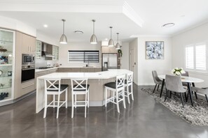 Dining - Magic on MacArthur Su (Annandale)