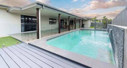 Magic on MacArthur - Modern 4BR Home in Annandale, Townsville