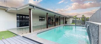 Magic on MacArthur - Modern 4BR Home in Annandale, Townsville
