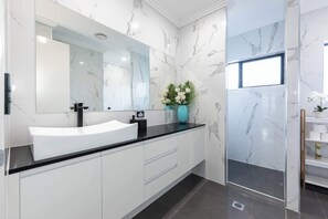 Dusche, Haartrockner, Handtücher, Shampoo