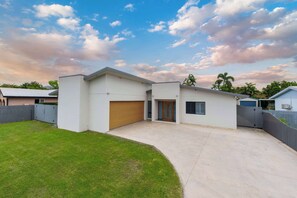 Exterior - Magic on MacArthur Su (Annandale)