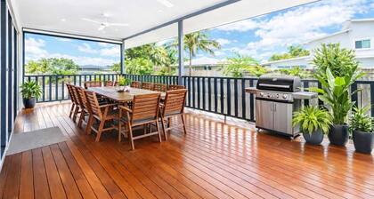 Getaway on the Green - 4BR Retreat in Rosslea Townsville