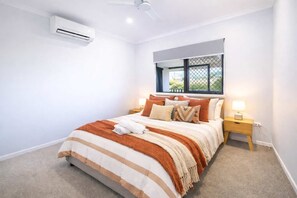 4 bedrooms, iron/ironing board, free WiFi, bed sheets