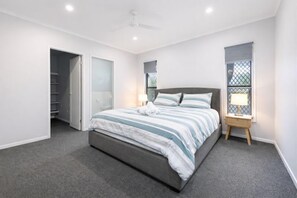 4 bedrooms, iron/ironing board, WiFi, bed sheets