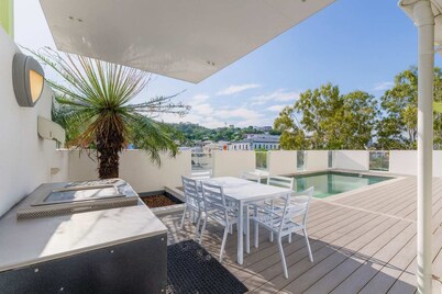 Central 2BR Dual-Key Apartment | Pool & Parking | Townsville