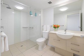 Douche, sèche-cheveux, serviettes fournies