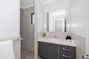 Douche, sèche-cheveux, serviettes fournies