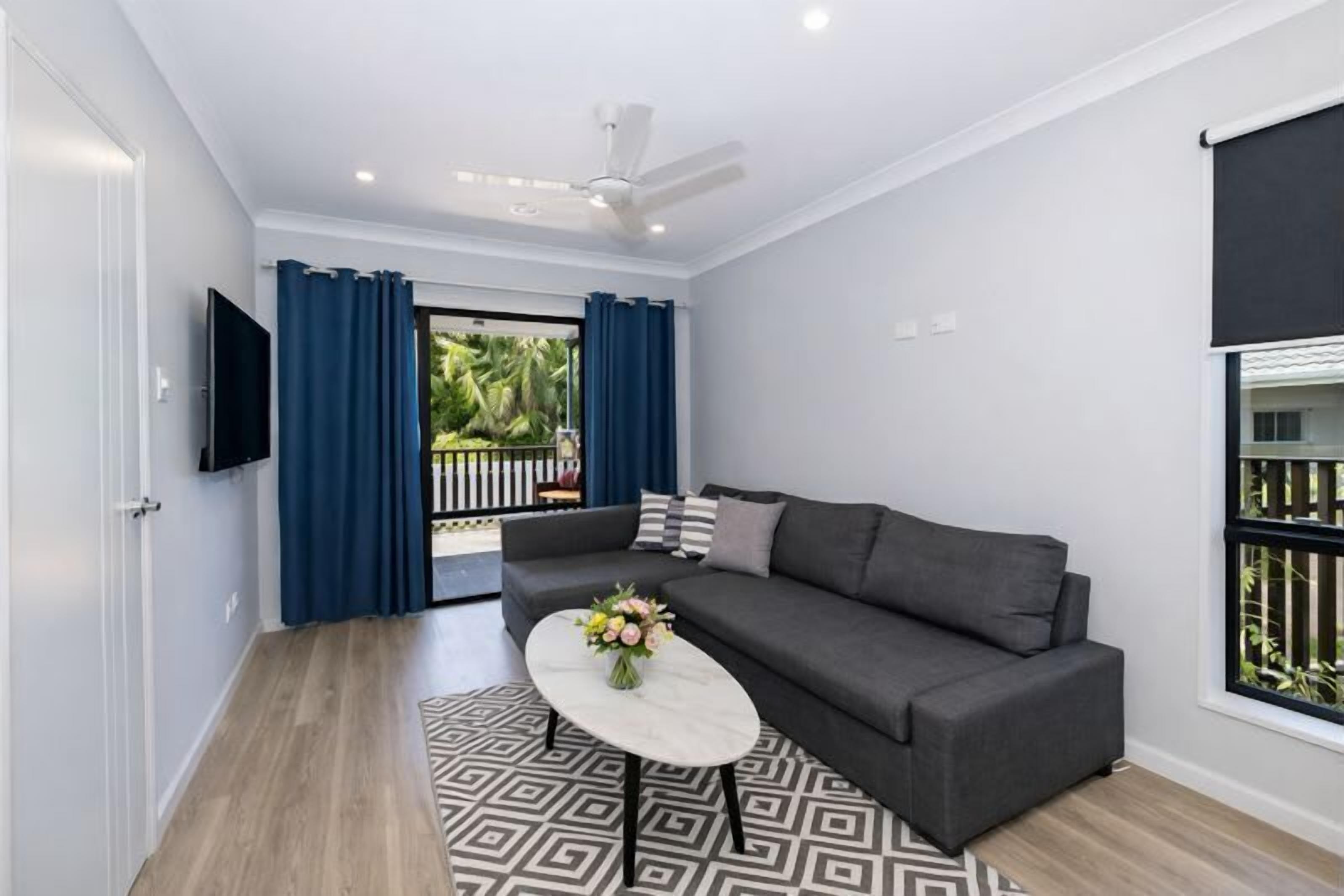 Una televisión, una oficina