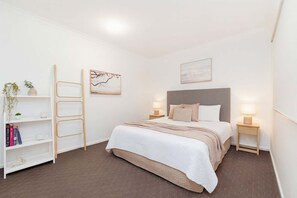 1 bedroom, iron/ironing board, WiFi, bed sheets - Prime 1-Bedroom Apartment | Palmer Street Location (South Townsville)