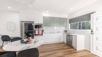 冷蔵庫、電子レンジ、オーブン、コンロ