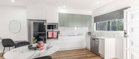 Réfrigérateur, micro-ondes, four, plaque de cuisson