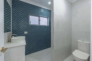 Dusj, hårføner og håndklær