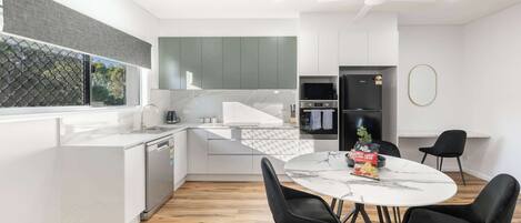 Réfrigérateur, micro-ondes, four, plaque de cuisson