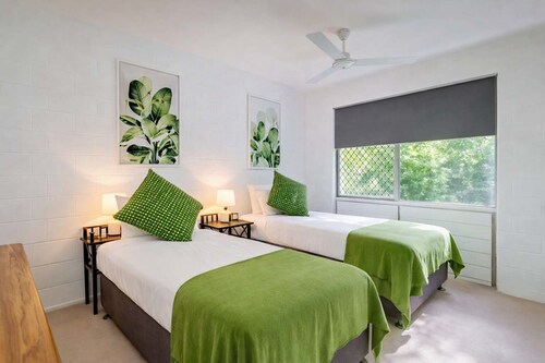 2BR Home Near Mater Hospital with Parking, 700m walk. Pimlico