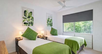 2BR Home Near Mater Hospital with Parking, 700m walk. Pimlico