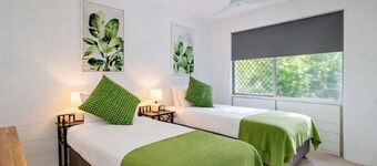 2BR Home Near Mater Hospital with Parking, 700m walk. Pimlico