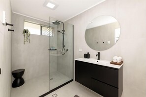 シャワー、ヘアドライヤー、タオル