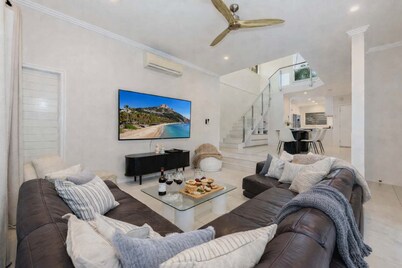 North Ward Beachside Home, Townsville | 4BR | 2 King Beds | Walk to Strand