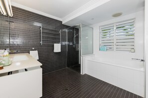 Douche, séchoir à cheveux, serviettes fournies