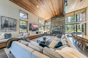 Smart TV, fireplace, video games, books - Constellation at Martis Camp by Tahoe Getaways - Monthly Lease w Hot Tub & Pet Friendly (Truckee)