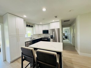 Réfrigérateur, micro-ondes, four, lave-vaisselle